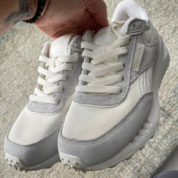 Reebok sneaker size 7 - Picture 1 of 6